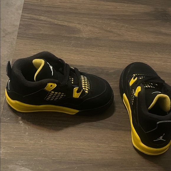 Kids Black and Yellow Jordan Spizikes - Picture 5 of 6